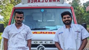 അഭിനന്ദിക്കാതെ വയ്യ; ആംബുലന്‍സ് ജീവനക്കാരുടെ പരിചരണത്തില്‍ യുവതിക്ക് സുഖപ്രസവം