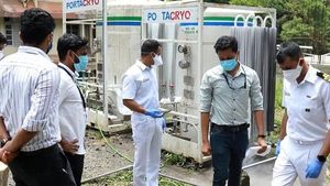 മെഡിക്കല്‍ കോളജിലെ ഓക്‌സിജന്‍ സംഭരണി പരിശോധിച്ചു; നാവിക ഉദ്യോഗസ്ഥര്‍ മഞ്ചേരിയില്‍