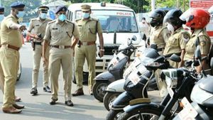 കോവിഡ് വ്യാപനം നിയന്ത്രിക്കാന്‍ കൊല്ലത്ത് വനിതാ പോലീസും രംഗത്ത്, ഇരുചക്ര വാഹനത്തിൽ നിരീക്ഷണം