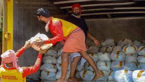 അതിഥി തൊഴിലാളികള്‍ക്ക് കൈത്താങ്ങായി തൊഴില്‍ വകുപ്പ്; ആലപ്പുഴയിൽ 12,332 പേർക്ക് ഭക്ഷ്യകിറ്റ് നൽകി