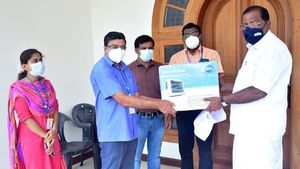 എംപി ഫണ്ടിൽ നിന്നും 10 മൾട്ടി പാരാ മോണിറ്ററുകൾ ആരോഗ്യ വകുപ്പിന് കൈമാറി രാജ്മോഹൻ ഉണ്ണിത്താൻ