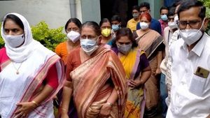തേനും പാലും നല്‍കിയാലും ബന്ധനം തന്നെ; നെൻമാറ സംഭവത്തിൽ വനിതാ കമ്മിഷന്‍