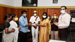 മുത്തശ്ശി കളക്ടറെ അറിയിച്ചു; വൈകാതെ അജീഷിന് സ്വന്തമായി ഫോണ്‍ വീട്ടിലെത്തി, ആ സംഭവം ഇങ്ങനെ