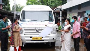 പത്തനംതിട്ടയ്ക്ക് അഞ്ച് ആര്‍ടിപിസിആര്‍ വാഹനങ്ങള്‍കൂടി; ഫ്‌ളാഗ് ഓഫ് വീണാ ജോര്‍ജ് നിര്‍വഹിച്ചു