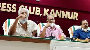 തകർച്ചയിൽ നിന്നും രക്ഷനേടാൻ അന്തിമ സമരത്തിന് ബസ് ഉടമകൾ: കളക്ടറേറ്റിന് മുൻപിൽ ഉപവാസ സമരം