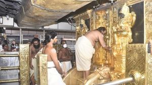 കര്‍ക്കിടക മാസ പൂജകള്‍ക്കായി ശബരിമല നട തുറന്നു: പ്രവേശനം ഓണ്‍ലൈന്‍ ബുക്കിങ് വഴി മാത്രം