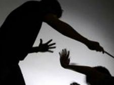 യുവാവിനെ അടിച്ചവശനാക്കി ഹോംഗാര്‍ഡ്; നടുക്കുന്ന വീഡിയോ  പുറത്ത്... വിവാദമായപ്പോള്‍ നടപടി