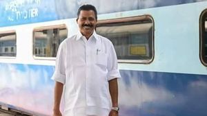 യുവസംരംഭകനോട് കൈക്കൂലി ആവശ്യപ്പെട്ടു, ഉദ്യോഗസ്ഥനെ സസ്പെൻഡ് ചെയ്യാൻ നിർദേശിച്ച് മന്ത്രി