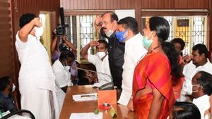 തലങ്ങും വിലങ്ങും സല്യൂട്ട്; മേയറെ പരിഹസിച്ച് പ്രതിപക്ഷം, വിട്ടുകൊടുക്കാതെ മേയറും