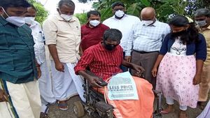 വിനോദിന് ഓണസമ്മാനവുമായി മന്ത്രിയും കളക്ടറും എത്തി, വീല്‍ ചെയര്‍ ഇനി ബാറ്ററിയില്‍ ഓടും