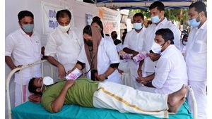 കണ്ണൂർ കളക്ട്രേറ്റ് പടിക്കൽ ആശുപത്രി സൗകര്യമൊരുക്കി യൂത്ത് കോൺഗ്രസ് പ്രതിഷേധ സമരം 