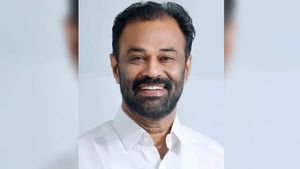 ജഡ്ജിമാര്‍ ആടിനെയും പശുവിനെയും വാങ്ങി വളര്‍ത്താതിരുന്നത് എന്താ?; ഹൈക്കോടതി  പരാമര്‍ശത്തിനെതിരെ കണ്ണൂര്‍ മേയര്‍