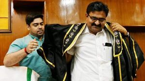'കൊച്ചി കടപ്പുറത്ത് നഗ്നനായി നടത്തിക്കും', കൊച്ചി മേയർക്ക് തെറിയുമായി താലിബാന്റെ പേരില്‍ ഭീഷണക്കത്ത്