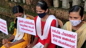 ഭർതൃവീട്ടിൽ ഗാർഹിക പീഡനം: നീതി തേടി കർണാടക സ്വദേശിനിയും മക്കളും; കലക്ടറേറ്റിന് മുൻപിൽ പ്രതിഷേധ സമരം 