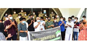 കണ്ണൂർ സർവകലാശാലയിൽ കാവിവൽക്കരണമെന്ന് ആരോപണം: സിലബസ് കത്തിച്ച് കെ.എസ്.യു പ്രതിഷേധം