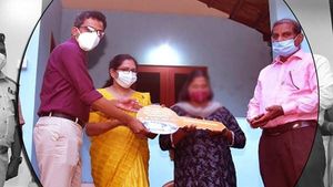 ജോണിയും കുടുംബവും ഇനി സുരക്ഷിത ഭവനത്തില്‍ അന്തിയുറങ്ങും; താക്കോല്‍ കൈമാറി പൊലീസ്