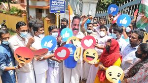 മന്ത്രിക്കായി കുടുംബശ്രീയുടെ ക്യാപ്സ്യൂൾ ലൈക്ക്: വേറിട്ട സമരവുമായി യൂത്ത് കോൺഗ്രസ്