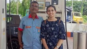 കണ്ണൂരിലെ പെട്രോൾ പമ്പ് ജീവനക്കാരൻ രാജഗോപാലും മകൾ ആര്യയും വൈറൽ, കാരണം ഇങ്ങനെ