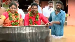 ദുരിതപ്പെയ്ത്തില്‍ ക്ഷേത്ര പരിസരം തോടായി; ചെമ്പില്‍ കയറി തുഴഞ്ഞ് വധൂ വരന്മാരുടെ താലികെട്ട്