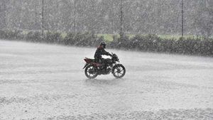 നിർത്തിയിട്ടിരുന്ന സ്കൂട്ടർ ഇടിഞ്ഞു താഴ്ന്നു; സംഭവിച്ചതെന്ത്; ഭൂചലനമോ?