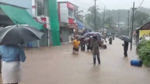  കനത്ത മഴ തുടരുന്നു: തൃശൂരില്‍ മലയോര മേഖലകളില്‍ രാത്രി യാത്ര നിരോധനം, ജാഗ്രത നിര്‍ദ്ദേശം