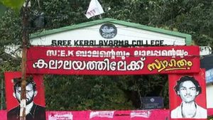 കേരള വര്‍മ്മയില്‍ വീണ്ടും ഫ്‌ളക്‌സ് വിവാദം: എസ്എഫ്‌ഐ സ്ഥാപിച്ച ഫ്‌ളക്‌സ് അശ്ലീലമെന്ന് ആരോപണം
