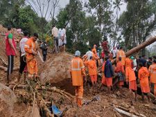 ഊണിലും ഉറക്കത്തിലും ഒരുമിച്ചിരുന്ന ആറ്പേര്‍ അന്ത്യയാത്രയിലും ഒരുമിച്ച്; കണ്ണീരോടെ വിട നല്‍കി നാട്