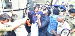 കണ്ണൂര്‍ സര്‍വകലാശാല വിസിക്ക് പുനര്‍ നിയമനം; കരിങ്കൊടി നാട്ടി യുവമോര്‍ച്ച പ്രവര്‍ത്തകര്‍