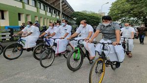 ഇന്ധനവിലയില്‍ പ്രതിഷേധം കനക്കുന്നു; സൈക്കിള്‍ ചവിട്ടി യുഡിഎഫ് എംഎല്‍എമാര്‍ നിയമസഭയിലേക്ക്