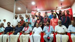 ആര്‍എംപിക്ക് സ്വന്തം തട്ടകത്തില്‍ തിരിച്ചടി: ഏരിയാ സെക്രട്ടറി ഉള്‍പ്പടേയുള്ളവര്‍ സിപിഎമ്മില്‍ 