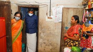 പത്തനംതിട്ടയില്‍ അതിശക്ത മഴ: വെള്ളം കയറിയ വീടുകള്‍  എം എല്‍ എയും കളക്ടറും സന്ദര്‍ശിച്ചു