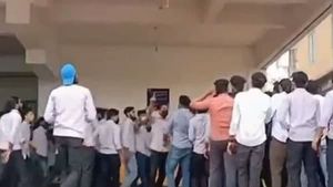 പെണ്‍കുട്ടികളോട് സംസാരിച്ചതിന് വിദ്യാര്‍ത്ഥിക്ക് മര്‍ദനം; നിലത്തിട്ട് മര്‍ദിച്ചുവെന്ന് വിദ്യാര്‍ത്ഥി