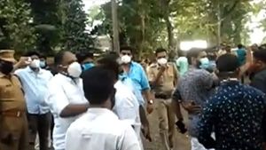 സിനിമാ ചിത്രീകരണത്തിനിടെ യൂത്ത് കോണ്‍ഗ്രസ് പ്രതിഷേധം: ഒടുവില്‍ പ്രവര്‍ത്തകര്‍ തമ്മില്‍ ഉന്തും തള്ളും