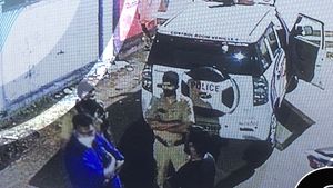 പുഴയില്‍ ചാടി ആത്മഹത്യ ചെയ്യാനെത്തിയ യുവാവിനെ തന്ത്രപരമായി പിന്തിരിപ്പിച്ച് ആലുവ പൊലീസ്