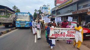 റോഡിനായി കണ്ണൂർ നഗരത്തിൽ കാളവണ്ടി സമരം നടത്തി