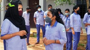 ഞങ്ങൾക്ക് കുഴപ്പമില്ല, പിന്നെ ആർക്കാണ് കുഴപ്പം? പാന്റ്‌സും ഷര്‍ട്ടും അടിപൊളിയെന്ന് കുട്ടികൾ