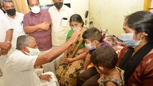  ഹെലികോപ്റ്റര്‍ ദുരന്തത്തില്‍ ജീവന്‍ നഷ്ടമായ സൈനികന്‍ പ്രദീപിന്റെ വീട്ടില്‍ സാന്ത്വനമായി മുഖ്യമന്ത്രിയെത്തി