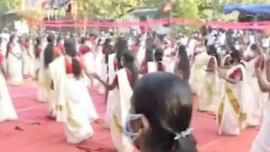 പാറശാലക്ക് പിന്നാലെ തൃശൂരിലും; നൂറോളം പേരെ പങ്കെടുപ്പിച്ച് സിപിഎമ്മിന്റെ തിരുവാതിര