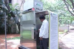 നഗരത്തിലെത്തുന്ന ജനങ്ങള്‍ക്ക് ദുരിതം; നോക്കുകുത്തിയായി കണ്ണൂരില്‍ ഈ ടോയ്‌ലെറ്റ്