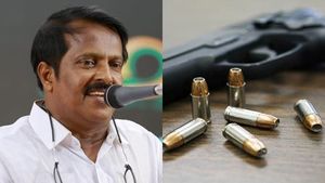 വിമാനത്താവളത്തിലെ പരിശോധനയില്‍ കുടുങ്ങി: കോണ്‍ഗ്രസ് നേതാവിന്റെ ബാഗില്‍  തോക്കും 7 ഉണ്ടകളും