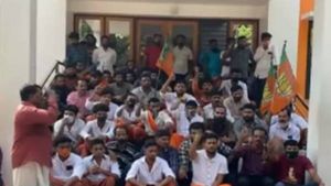 കെ സുരേന്ദ്രനെതിരെ മുദ്രാവാക്യം; കാസര്‍കോട് ജില്ലാ ആസ്ഥാനം ഉപരോധിച്ച് ബിജെപി പ്രവര്‍ത്തകര്‍