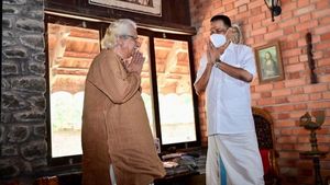 ലൈഫ് മിഷൻ പദ്ധതിയിലേക്ക് സൗജന്യഭൂമി: അടൂര്‍ ഗോപാലകൃഷ്ണനെ സന്ദർശിച്ച് മന്ത്രി വിഎം ഗോവിന്ദൻ