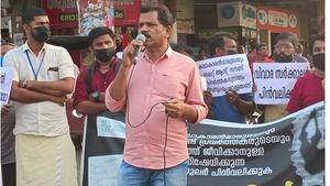 തളിപ്പറമ്പില്‍ ഗാനമേളകള്‍ നിരോധിച്ചതിനെതിരെ  കലാകാരന്‍മാര്‍ പ്രതിഷേധ ധര്‍ണ നടത്തി