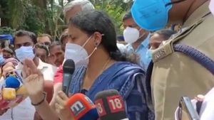 കാട്ടാന ആക്രമണം: പരിഹാരം കാണുമെന്ന് തൃശൂര്‍ ജില്ലാ കളക്ടര്‍, പ്രതിഷേധം അവസാനിപ്പിച്ച് നാട്ടുകാര്‍