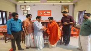  'ശിരസു ഉയര്‍ത്തിപ്പിടിച്ചു കൊണ്ട് സിപിഐയിലേക്ക്'; തൃശൂരില്‍ മുന്‍ ജില്ലാ പഞ്ചായത്ത് അംഗം സിപിഎം വിട്ടു