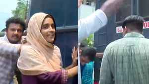 സമരക്കാരെ കയറ്റിയ പൊലീസ് വാഹനം ഡീസല്‍ തീര്‍ന്ന് വഴിക്കായി; തള്ളി സഹായിച്ച് യൂത്ത് കോണ്‍ഗ്രസ് പ്രവര്‍ത്തകര്‍