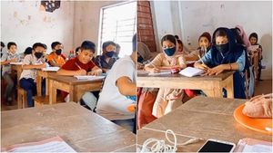 ക്ലാസിനിടെ പുഷ്പയിലെ 'ശ്രീവല്ലി'  പാടി കുട്ടികൾ, വീഡിയോ പോസ്റ്റ് ചെയ്ത് അധ്യാപിക; വൈറൽ