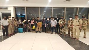 യുക്രൈയിനില്‍ നാട്ടിലെത്തിയ മെഡിക്കല്‍ വിദ്യാര്‍ത്ഥികള്‍ക്ക് വിമാനത്താവളത്തില്‍ സ്വീകരണം