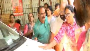 തൃശൂര്‍ കോര്‍പ്പറേഷനില്‍ നാടകീയ രംഗങ്ങള്‍; മേയറുടെ കാര്‍ തടഞ്ഞ് പ്രതിപക്ഷം
