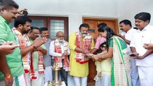 വാക്ക് പാലിച്ച സുരേഷ് ഗോപി കണ്ണൂരിലെത്തി;കേരളത്തിന്റെ മരുമകൾ മുൻമിയും കുടുംബവും പുതിയ വീട്ടിലേക്ക്